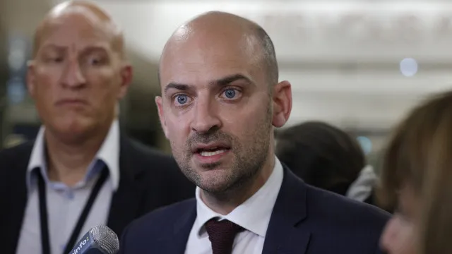
                    França acusa Rússia de tentar desunir aliados com ataque contra comboio
                