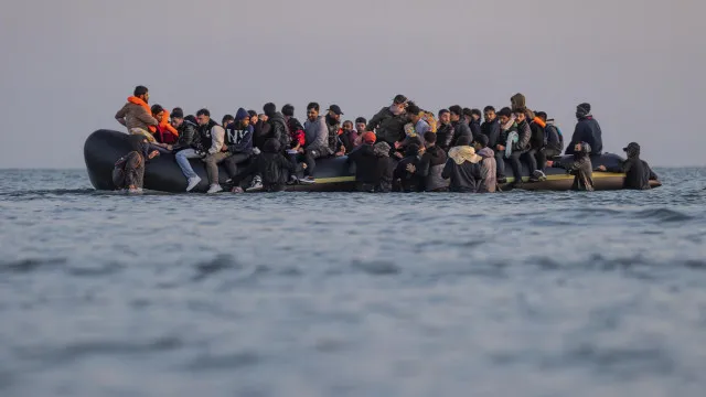 
                    Resgatados 33 migrantes (dois menores) de barco no estreito de Gibraltar
                