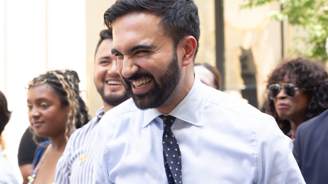 Ampla vitória de Zohran Mamdani nas primárias democratas em Nova Iorque