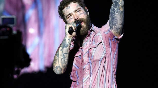 Post Malone e a queda em palco quando tenta brindar com fã