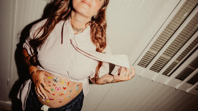 Grávida do quarto filho, Carolina Deslandes mostra-se em fato de banho
