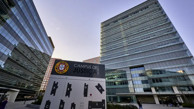 
                    Esquadra do Rato: Detidos já começaram a ser identificados em tribunal
                