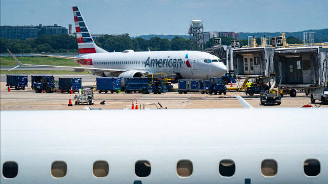 Avião que ia para EUA desviado após passageiro ler mensagem do 'vizinho'