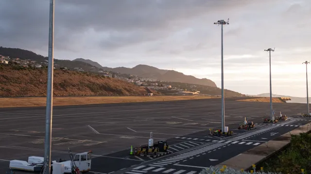 
                    Atrasado para voo, passageiro invade pista do aeroporto da Madeira
                