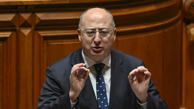 
                    Ministro da Agricultura garante apoios para produtores do Douro
                