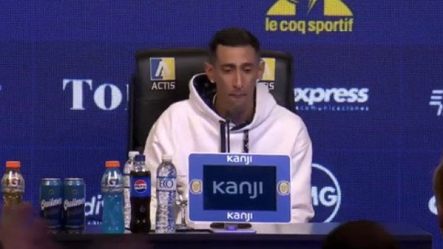 Di María lavado em lágrimas durante a apresentação no Rosario Central