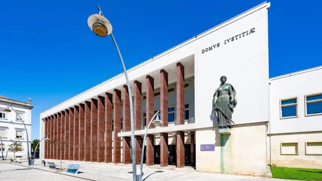 
                    Suspeito de matar à paulada fica em silêncio no início do julgamento
                