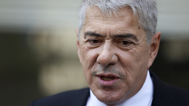 Fuga à justiça? Sócrates atira: