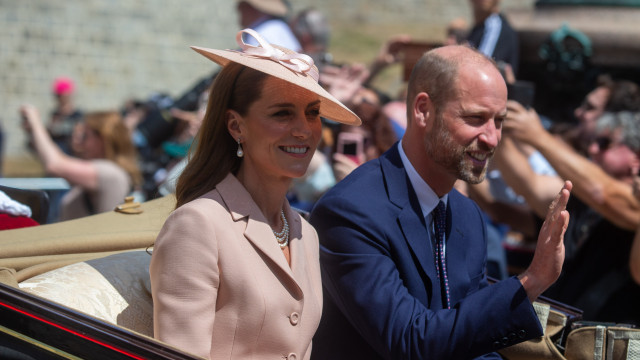 Kate Middleton recebe Macron com visual elegante (estilo bailarina)