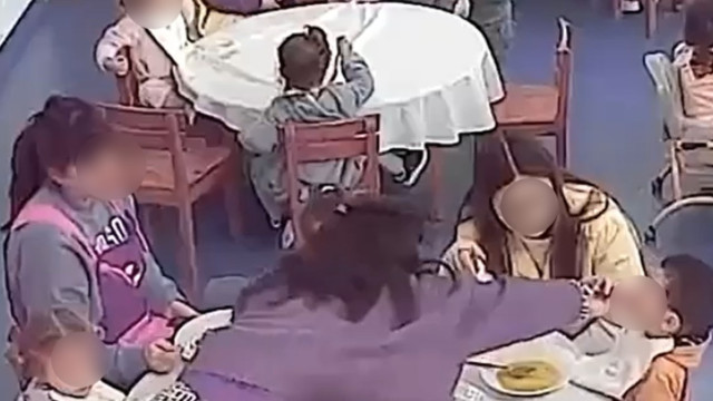 Perturbante. Câmara oculta apanha auxiliares de creche a agredir crianças