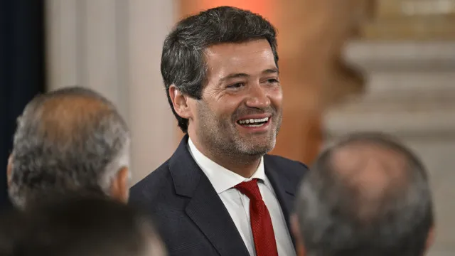 
                    Ventura acusa Governo de atirar 