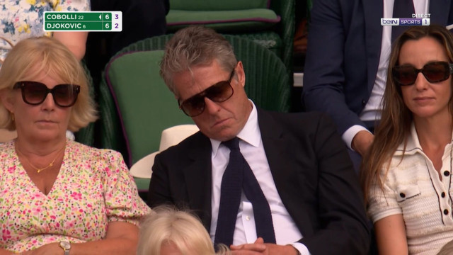 Vídeo. Hugh Grant adormece em Wimbledon (atrás da rainha Camilla)