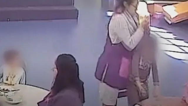 
                    Agressões. Ex-funcionária de creche de Rabo de Peixe condenada a 6 anos
                