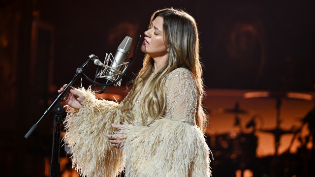 Kelly Clarkson pede desculpa aos fãs: 