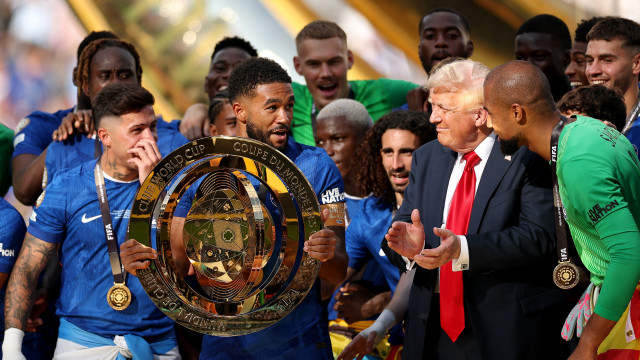 Insólito: Donald Trump não arredou pé na hora do Chelsea erguer troféu