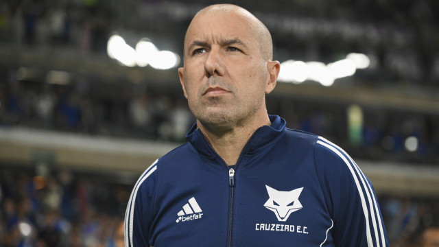 Gabriel Barbosa trama Leonardo Jardim, que falha final da Taça do Brasil