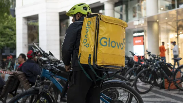 
                    Homem perde direito ao RSI por gastá-lo na Glovo, Spotify e discotecas
                