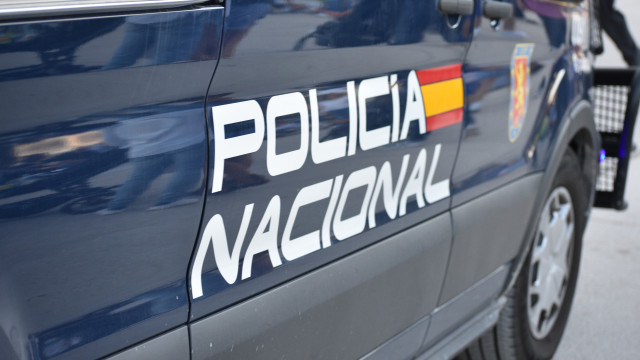 Pai deixa filho sozinho em carro roubado para sair e beber na Espanha