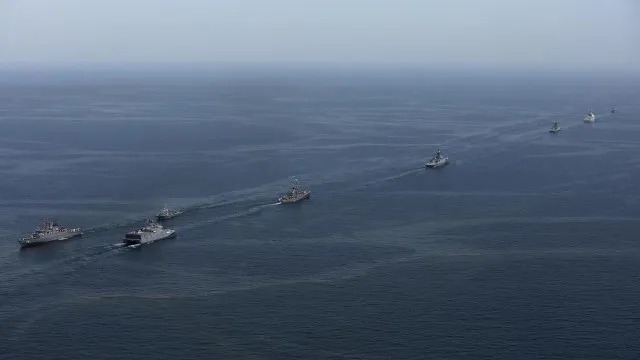 
                    EUA disparam contra petroleiro no golfo de Omã após violação de bloqueio
                