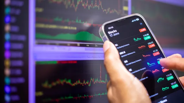 
                    Bolsas europeias em baixa, mas petróleo sobe (e já supera os 103 dólares)
                