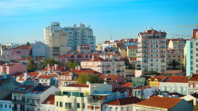 
                    Famílias gastam 82% do salário na renda e 76% na compra de casa
                