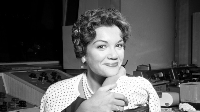 Connie Francis, cantora de 'Pretty Little Baby', morre aos 87 anos