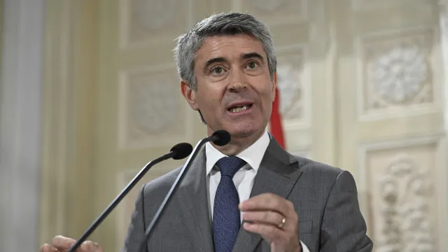 
                    Órgãos externos da AR. Carneiro diz que terá conversa hoje com Montenegro
                