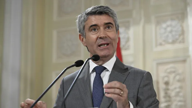 Carneiro desafia Montenegro a garantir notas dos exames na sexta-feira