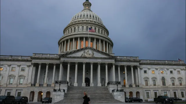 
                    Democratas forçam votação no Senado sobre fundo de compensação de Trump
                