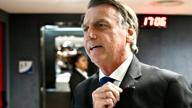 Jair Bolsonaro alvo de buscas e obrigado a usar pulseira eletrónica