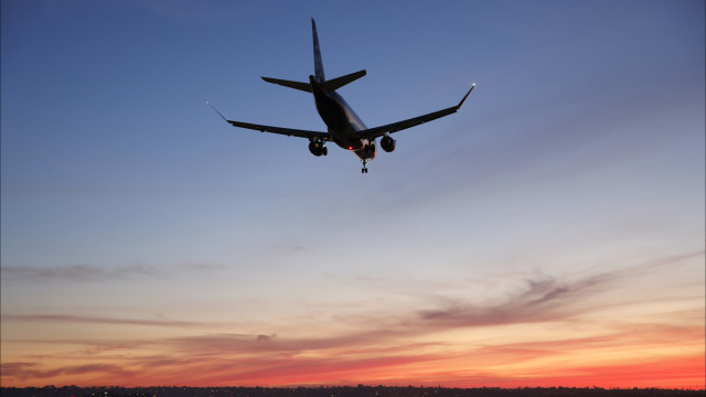 Idosa cumpre sonho de infância aos 69 anos e faz manutenção de aviões