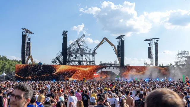 
                    Calor? Tomorrowland cancela fogo de artifício no 1.º fim de semana
                