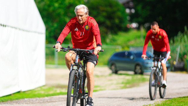 Do ginásio à bicicleta. Jorge Jesus dá nas vistas (sem Cristiano Ronaldo)