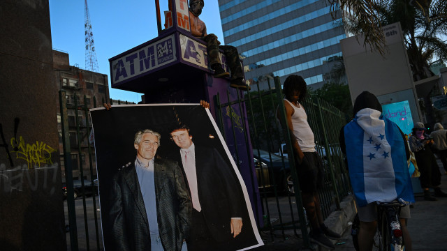Ex-estrategista republicano diz que Trump quer tirar foco do caso Epstein