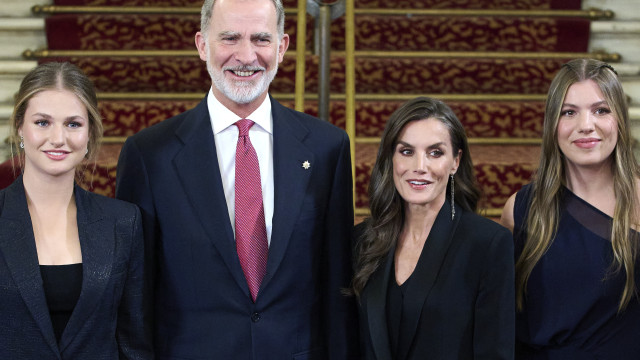 Tal mãe, tal filha. Letizia e Leonor usam look a combinar em evento 
