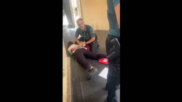 Adolescentes expulsos de um avião em Valência