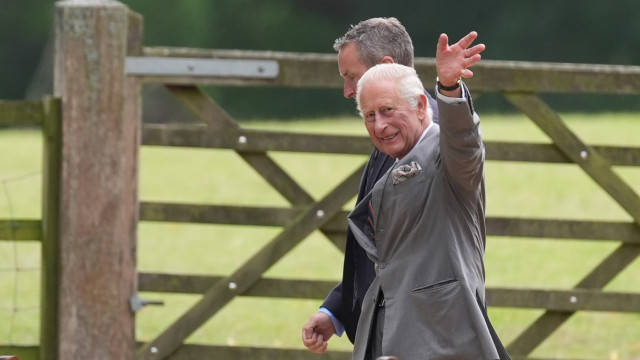 Carlos III aparece sorridente na missa de domingo em Sandringham