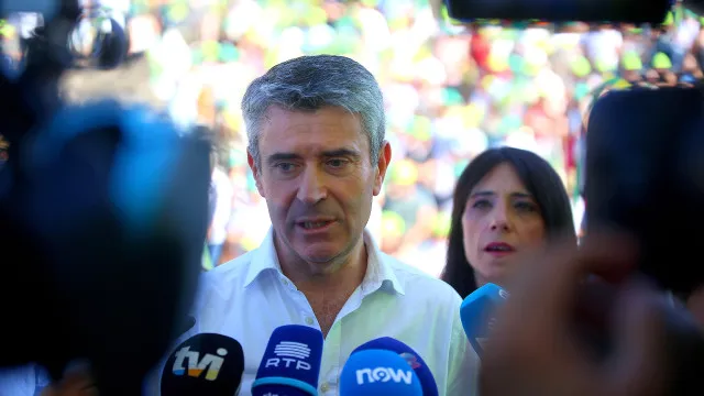 Carneiro rejeita tese que governos do PS só deixaram "obras no papel"