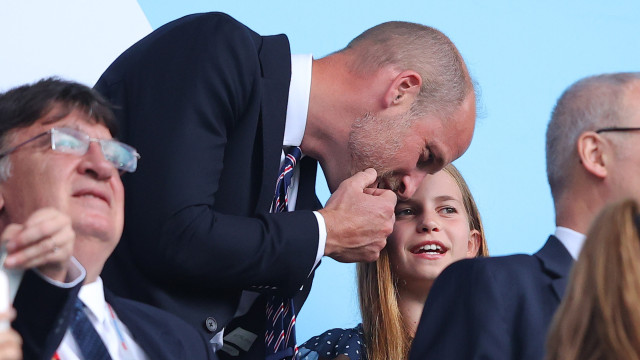 Princesa Charlotte surge de surpresa com o pai William em jogo de futebol