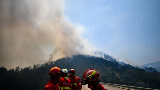 
                    Fumo dificultou trabalho dos meios aéreos no incêndio em Águeda
                