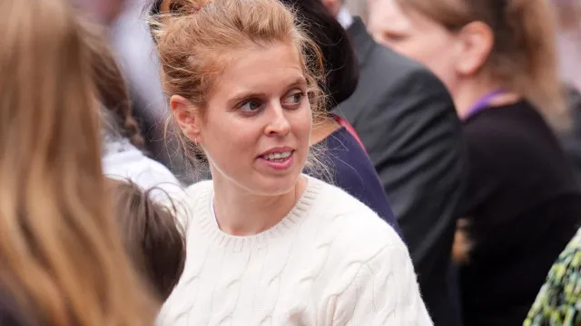 Princesa Beatrice vai a funeral de ex-namorado de Sarah Ferguson