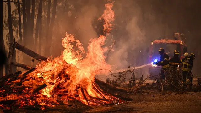 
                    Incêndio de Arouca já consumiu 1.300 hectares. Aldeias fora de perigo
                