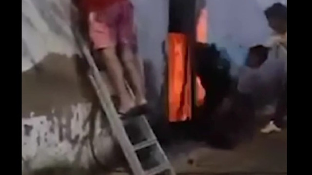 GNR salva cão que estava acorrentado em casa a arder. Eis o momento