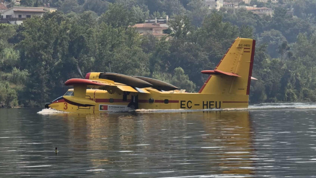 Incêndio em Gondomar. Meio aéreo amara no Douro após avaria mecânica