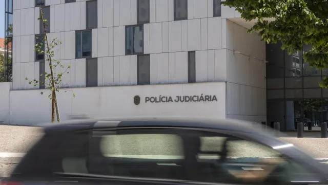 
                    Jovem de 25 anos detido após abusar de conhecida (que dormia no sofá)
                