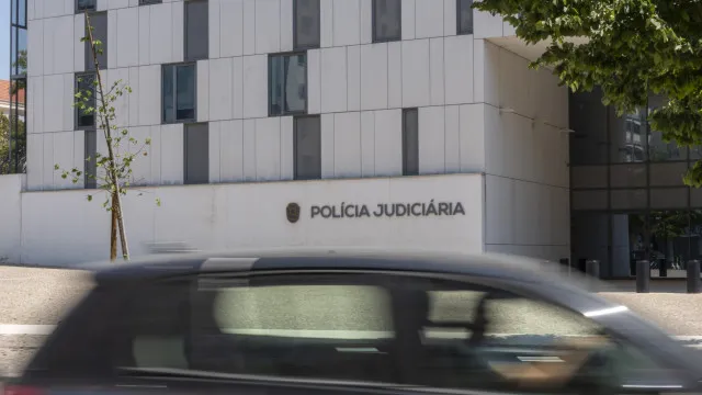 
                    PJ apanha em Lisboa homem condenado a 6 anos por roubos. Foi detido
                