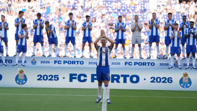 Surpresa total. Luuk de Jong oficializado como novo reforço do FC Porto