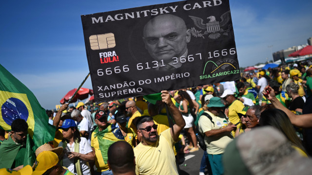 Apoiantes de Bolsonaro saem à rua em protesto contra juiz Moraes