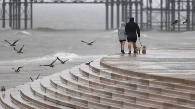 Tempestade Floris leva vento e chuva forte até ao Reino Unido. As imagens