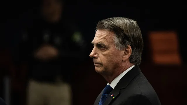 Polícia faz buscas na casa de Bolsonaro à procura de armas